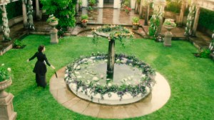 It sort of resembles a Tardis with Rani in it, if you imagine the fountain is a centre console while screaming "I NEVER GOT OVER 1985!"